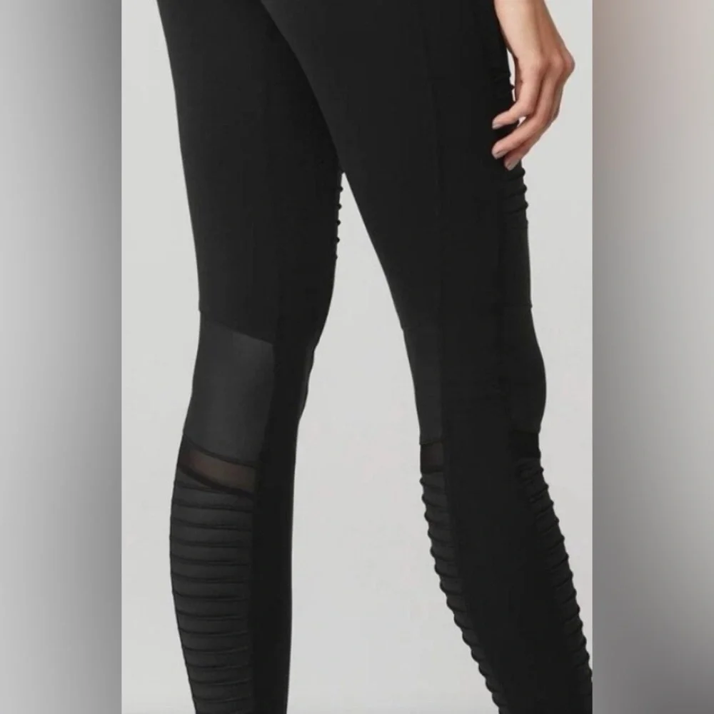 Alo Yoga Women's Black High Waisted Moto Legging Pants Medium Athleisure Yoga